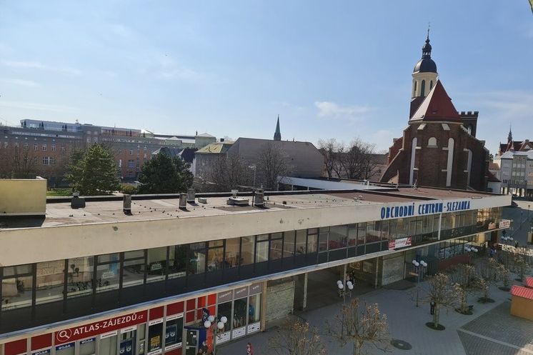 Začíná demolice Slezanky, která dlouhá léta hyzdila náměstí v Opavě