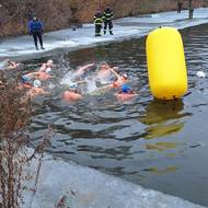 V Sázavě plavci závodili v „bazénu“, který si vyřezali v ledu.