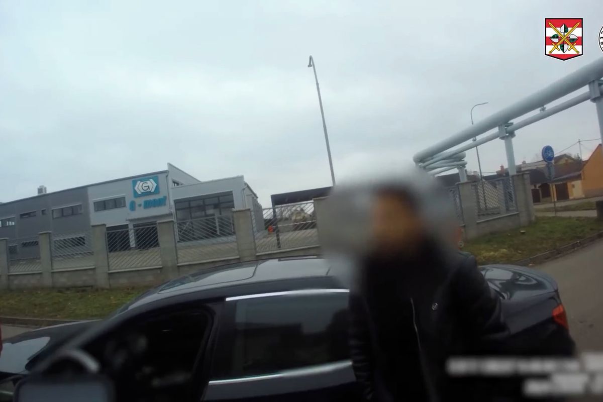 Jednadvacetiletý šofér jezdil i přes zákaz po Hodoníně v BMW. Na pokuty neměl, tak přišel o značky