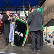 Ještě před samotným vyvezením posledního vozíku ostuškoval generální ředitel OKD Roman Sikora prapory hornických spolků z Česka, Slovenska i Polska. 