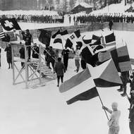 Slavnostní přísaha sportovců, na které je vidět i československá vlajka. Ceremoniál se s těmi novodobými vůbec nedá srovnat.
