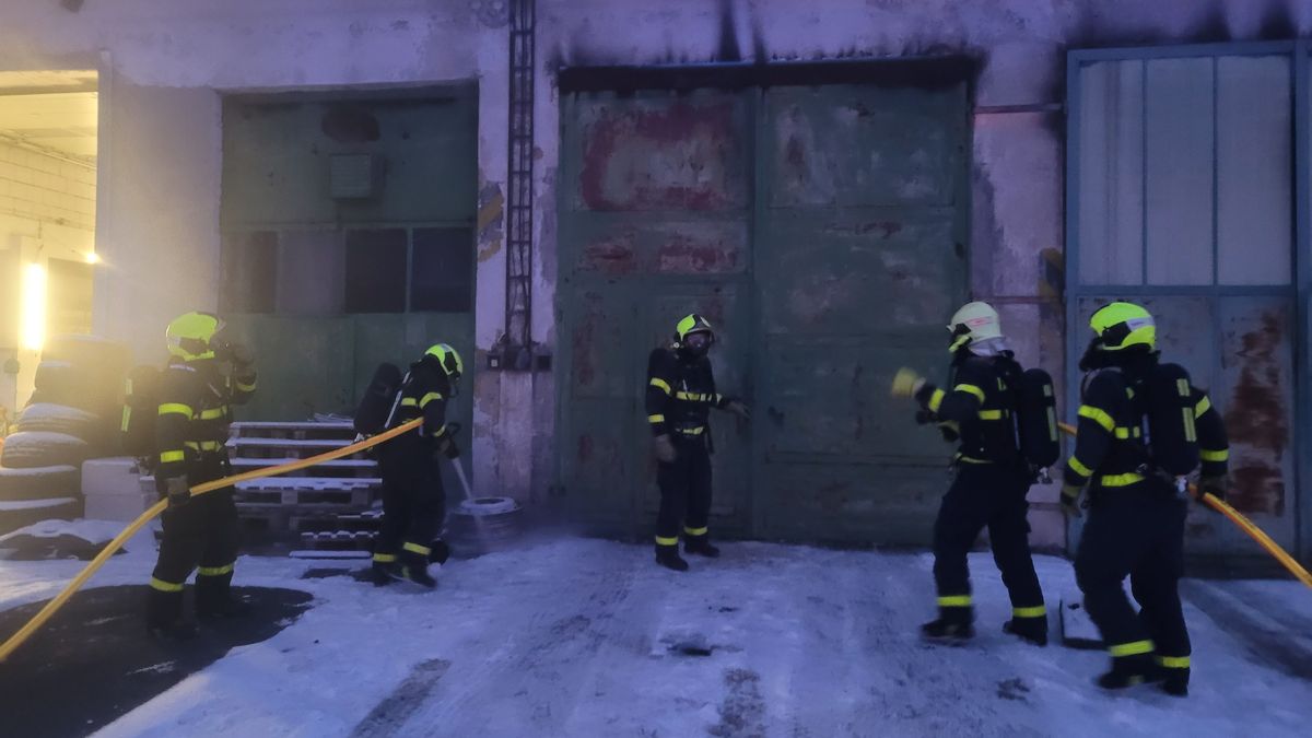 Dílna se zaparkovaným autobusem vzplála v Bruntále