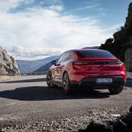 Záď se dramaticky snižuje.