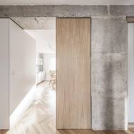 Napříč bytem se táhne obnažený nosný systém.