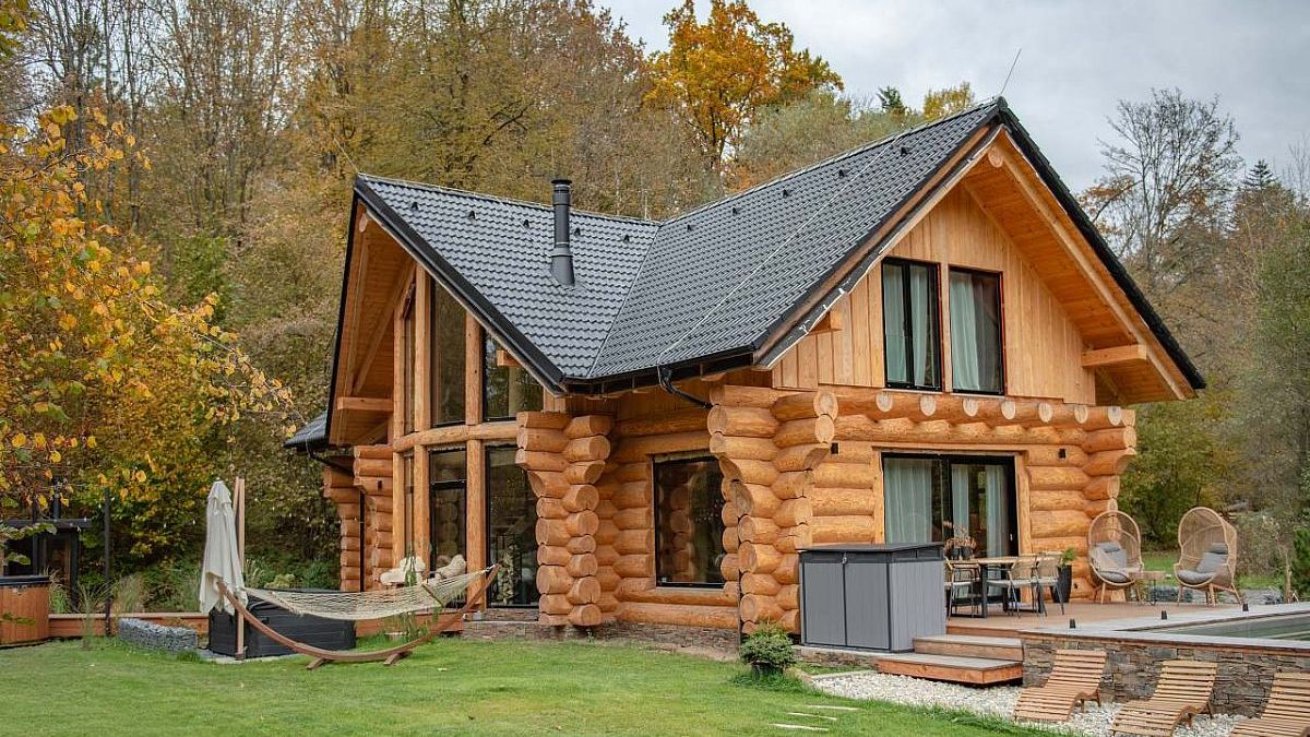 Buď srub, nebo nic. Majitelka si na Olomoucku postavila vysněný dům