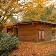 Za domem mají majitelé připravená lehátka. 