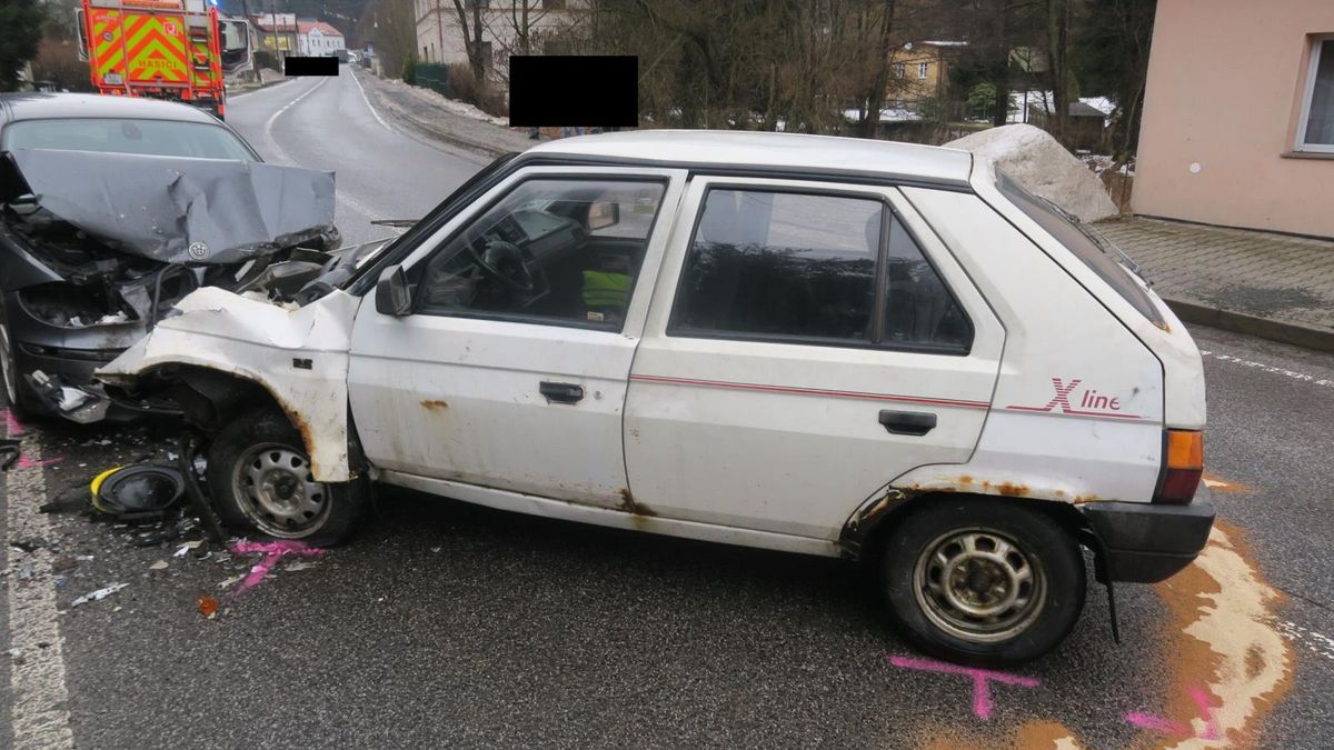 Muž zraněný při čelní srážce aut na Jablonecku druhý den v nemocnici zemřel