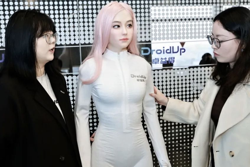 Seznamte se s Moyou, prvním biomimetickým robotem na světě