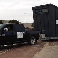 Minidomek je umístěný na přívěsu o délce 6 metrů.