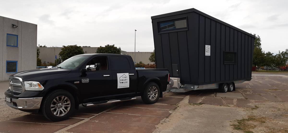 Minidomek je umístěný na přívěsu o délce 6 metrů.