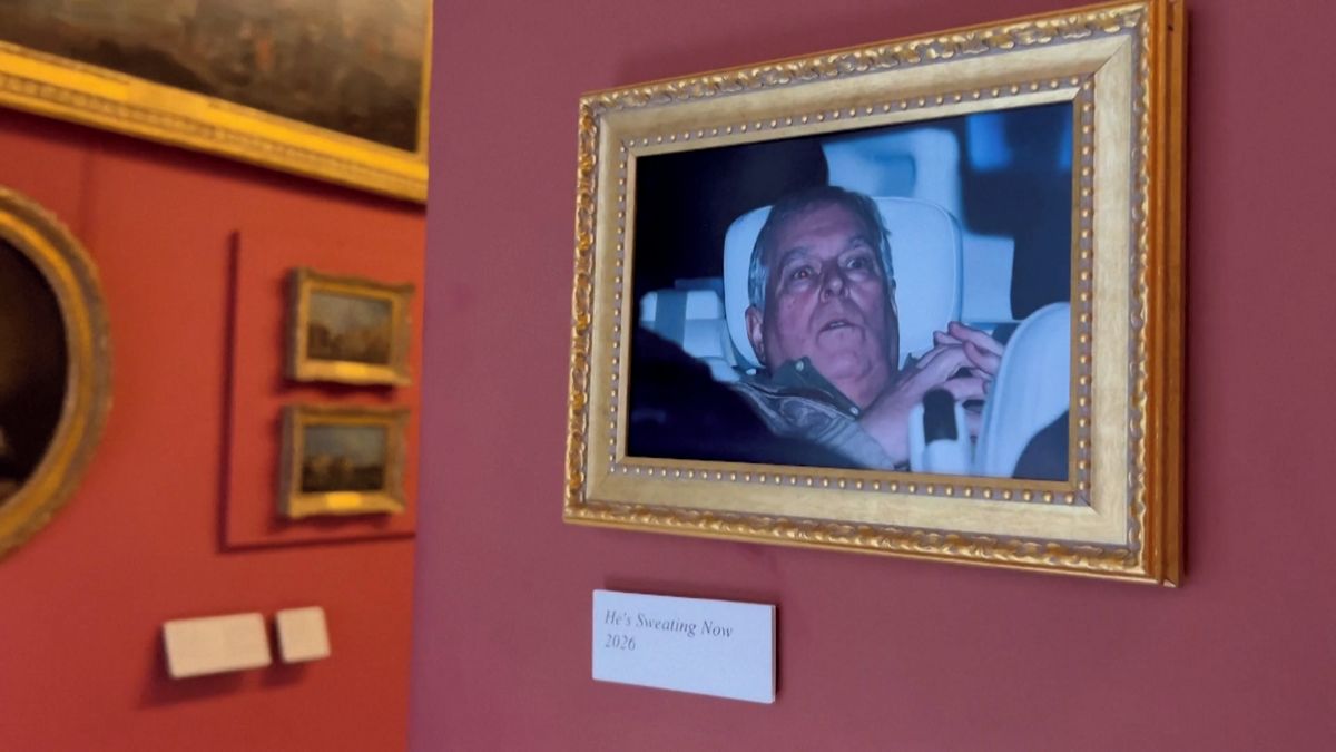 „Teď se potí.“ Na stěně v Louvru se nečekaně objevila fotka bývalého prince Andrewa