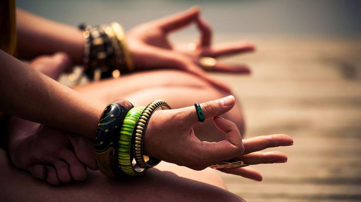 Většina Čechů se považuje za ateisty, přesto nejsme národem bezvěrců. Prim u nás hraje alternativní spiritualita