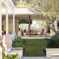 Z moderní přístavby mají majitelé přístup přímo do zahrady. Z původního pozdně viktoriánského domu je to zas jen pár schodů.