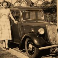 Audrey Evansová se svým prvním vozem Austin 7 v roce 1956