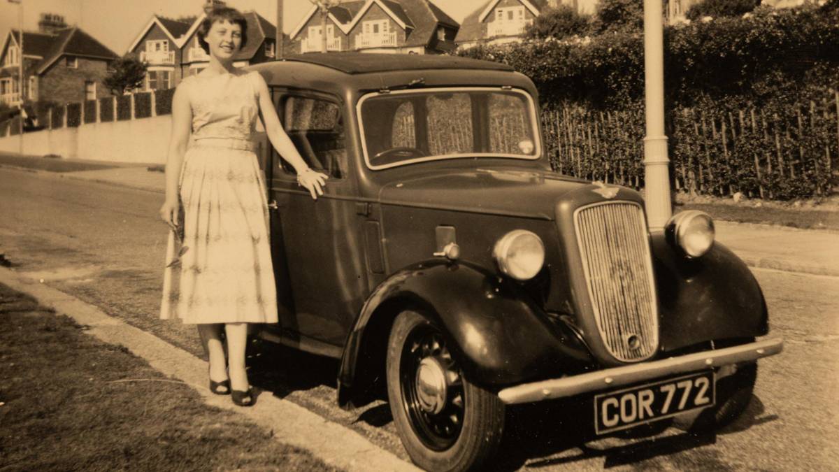 Audrey Evansová se svým prvním vozem Austin 7 v roce 1956