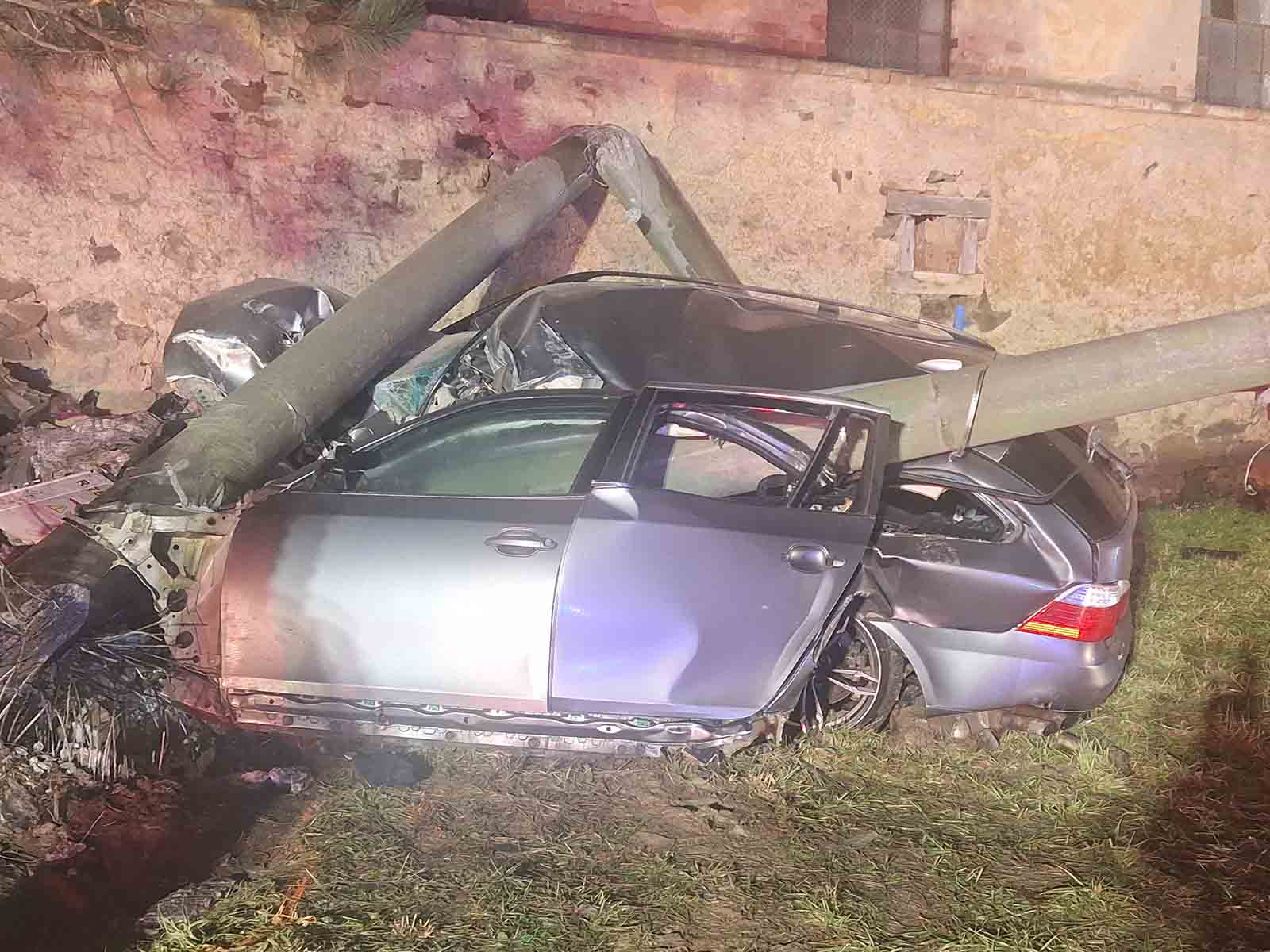 Mladík v BMW zemřel po nehodě na Znojemsku, auto zdemoloval o betonové sloupy