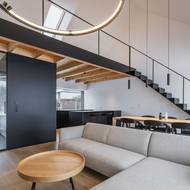 Vnitřní prostor je vedený čistotou detailu: vyniká zejména díky střídmé materiálové paletě.