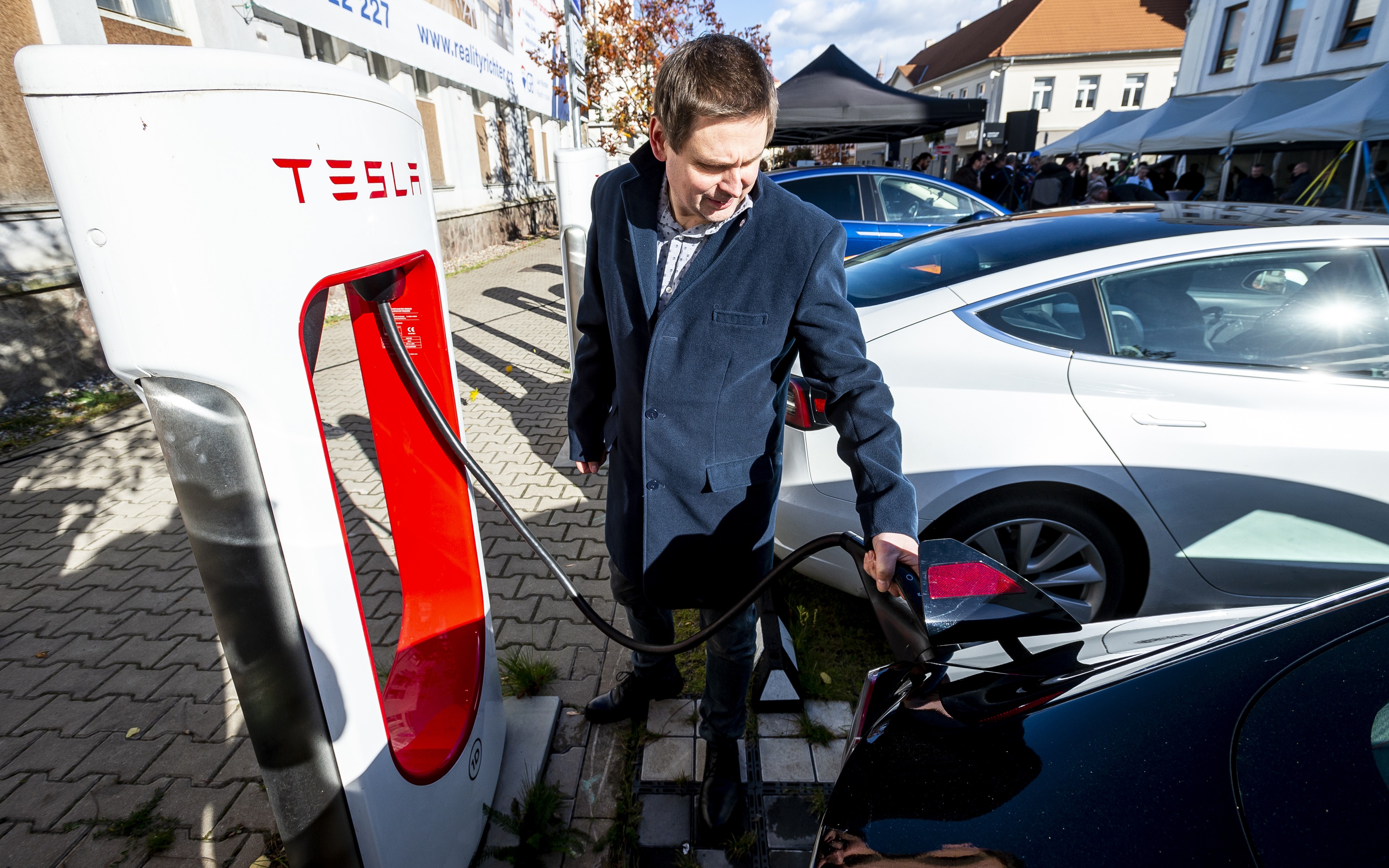 Ô tô điện đã qua sử dụng giảm giá.