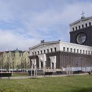 Dominanty Prahy 3: Kostel Nejsvětějšího Srdce Páně a televizní vysílač. 