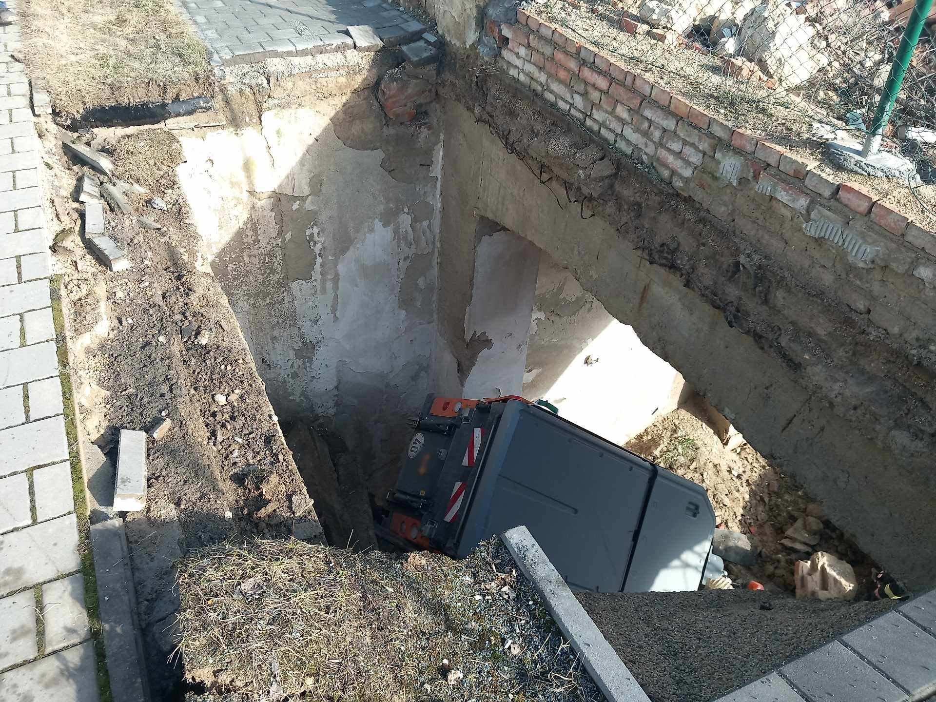 Zametací vůz se v Brně propadl chodníkem