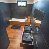 Přirozené větrání a denní světlo zajišťuje okno, přesto je koupelna situována v soukromé části domu.