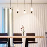 Velmi elegantním nápadem je povrchová úprava stěny, v níž se radiátor s tradičním žebrovím skoro ztrácí.