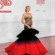 Dechberoucí šaty značky Schiaparelli vynesla na světové premiéře Bouřlivých výšin v Los Angeles.