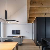 Kuchyňská linka je v matném černém provedení s navazující pracovní plochou. Z prostoru je úžasný výhled do zahrady.