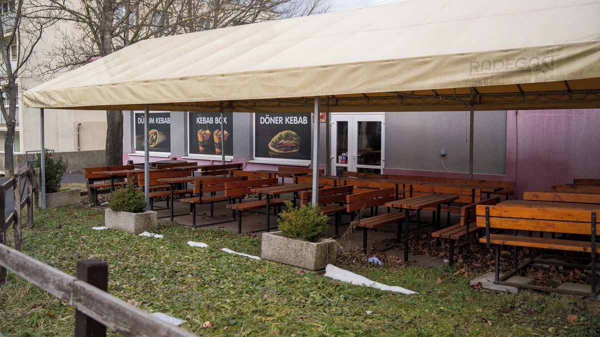 Před školou ve Frýdku-Místku stál automat s umělým konopím. Byl tam nelegálně