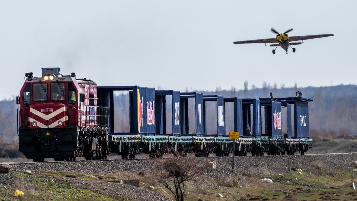 Italský pilot přistál na jedoucím vlaku a poté z něj opět vzlétl