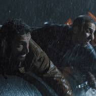 Osudy postav se protínají na rozbouřeném moři.