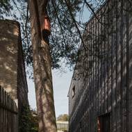 Stavba materiálově souzní s okolní přírodou.