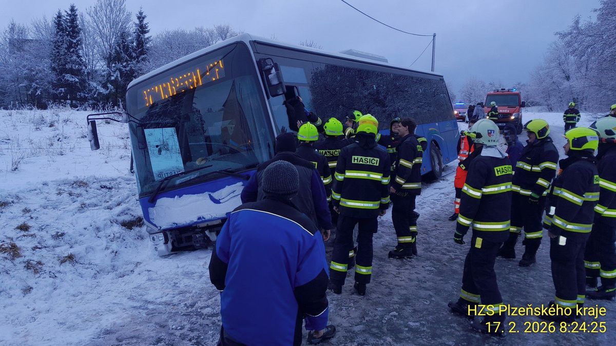 Na Klatovsku boural autobus s dětmi, vyprošťovali je okénkem u řidiče