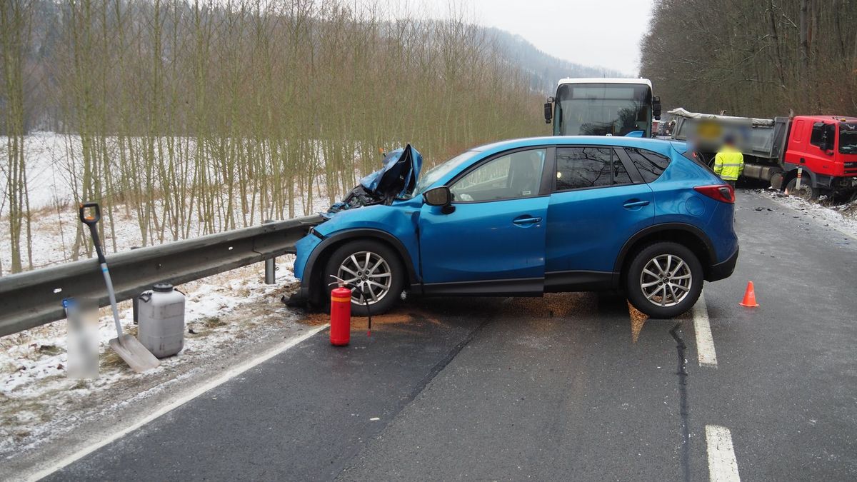 Mladý řidič náklaďáku na Olomoucku nezvládl ledovku a narazil do auta a autobusu