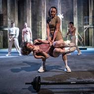 Nejen umělecký, ale i ryze fyzický výkon předvede Jindřiška Dudziaková (vpravo) zvedající kolegyni Bereniku Annu Mikeschovou.