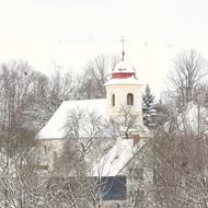 Sněženský kostel je barevností podobný tomu fryšavskému, který je zasvěcený svatému Matouši.