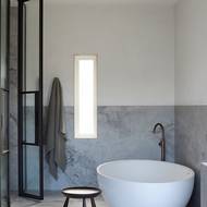 Koupelna se nachází v původní části domu.