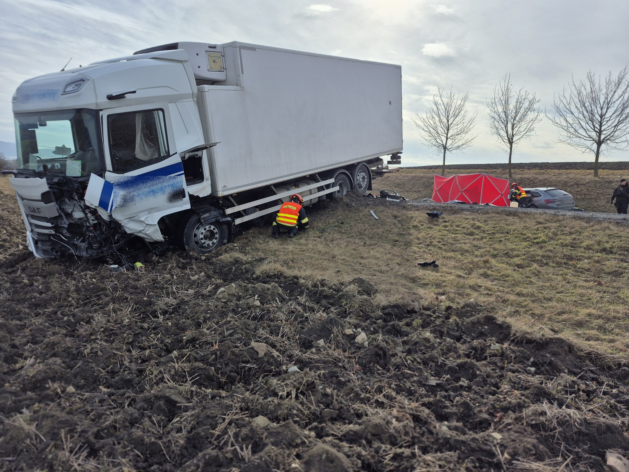 Tragická nehoda na Uherskohradišťsku: po srážce s náklaďákem zahynul šofér osobního auta