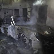 Osobní vůz byl zcela zničen, poškozen byl i samotný objekt autosalonu.