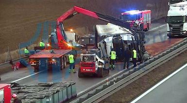 Převrácený kamion zablokoval dálnici D2