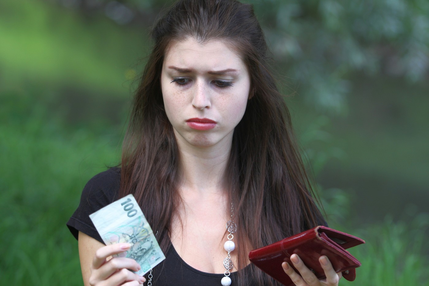 Dvě pětiny Čechů sotva vyjdou s penězi. Ve zlepšení věří čím dál méně lidí