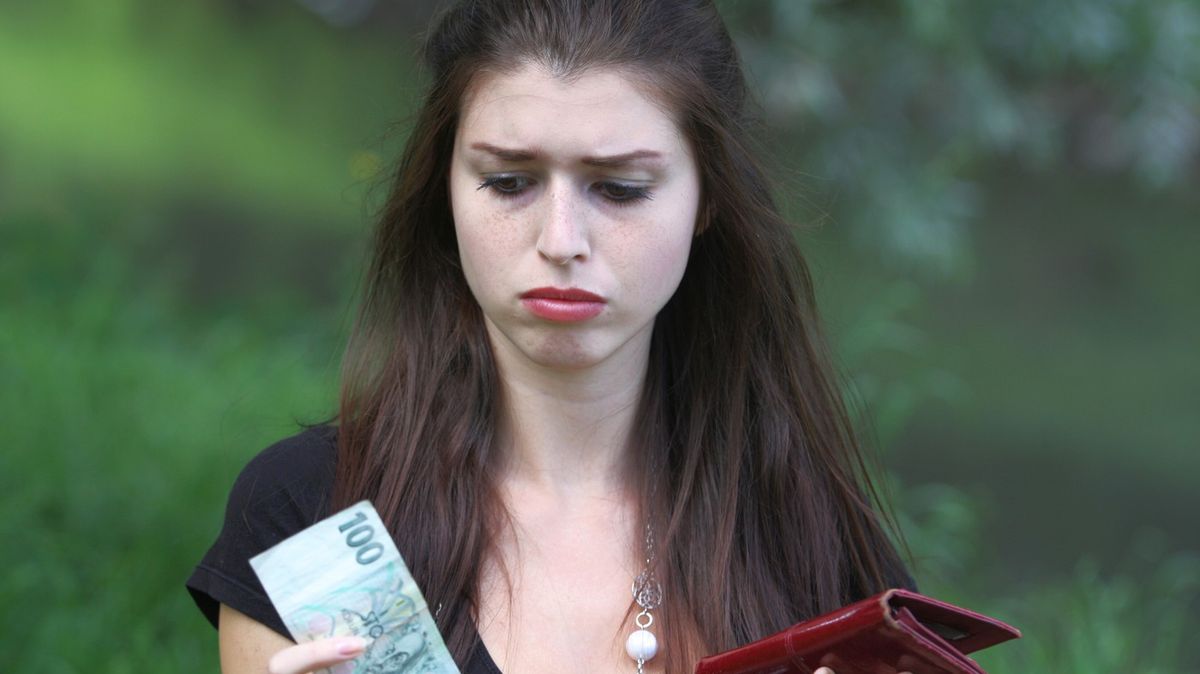 Dvě pětiny Čechů sotva vyjdou s penězi. Ve zlepšení věří čím dál méně lidí