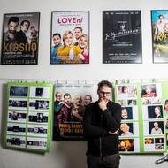 Vojtěch Frič je především filmový producent. Na plakátech za ním jsou filmy, které produkovala jeho firma love.FRAME.