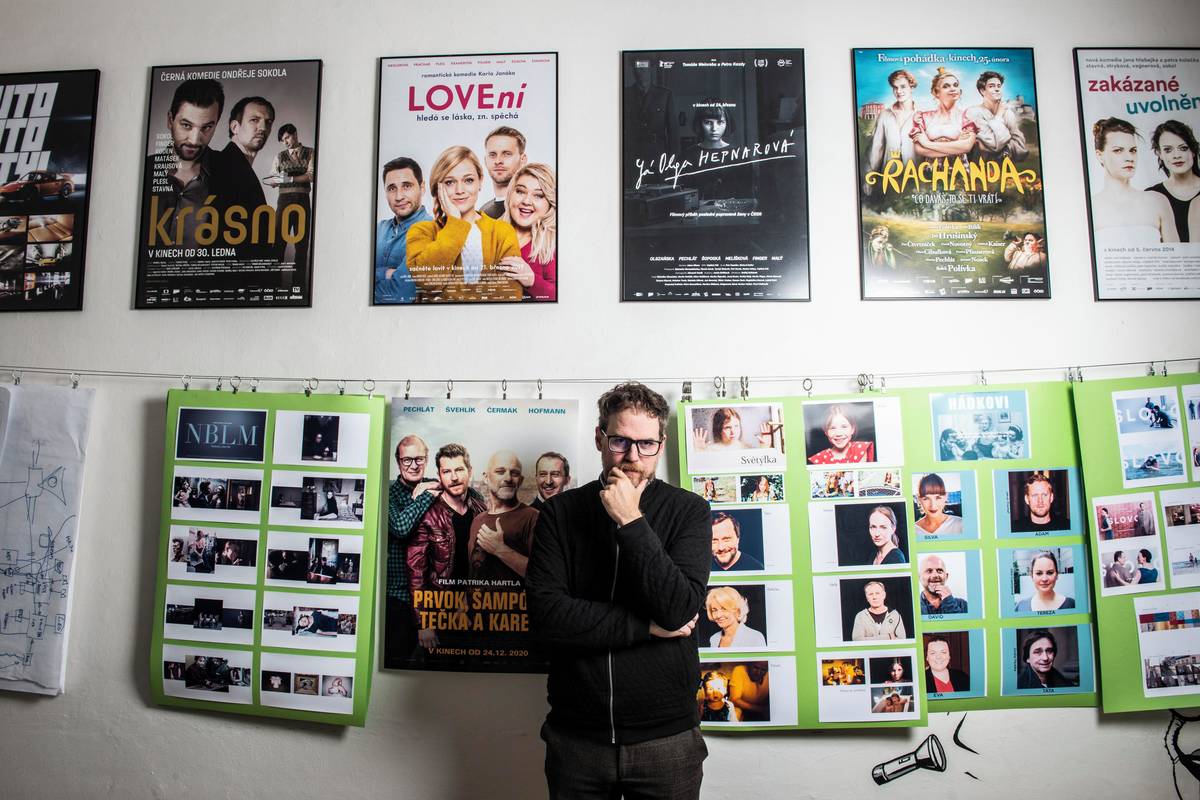 Vojtěch Frič je především filmový producent. Na plakátech za ním jsou filmy, které produkovala jeho firma love.FRAME.