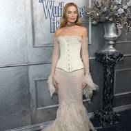 Dokonalou něžnou róbu s korzetem vynesla naposledy Margot Robbieová na australské premiéře v Sydney. Byla to speciální příležitost navštívit rodnou zemi.