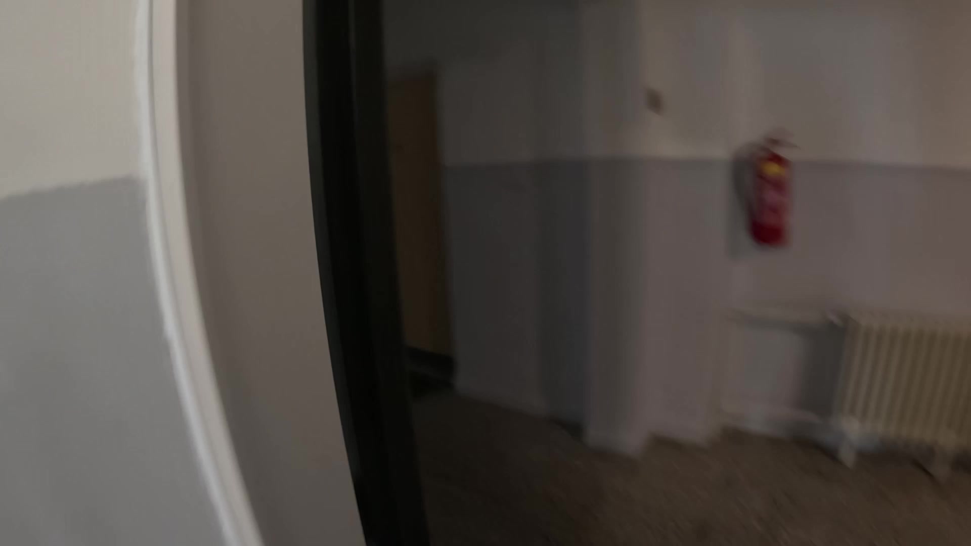 Muž chtěl v Pardubicích skočit ze 13. patra, strážníci mu to desítky minut rozmlouvali