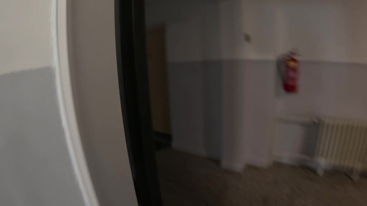 Muž chtěl v Pardubicích skočit ze 13. patra, strážníci mu to desítky minut rozmlouvali