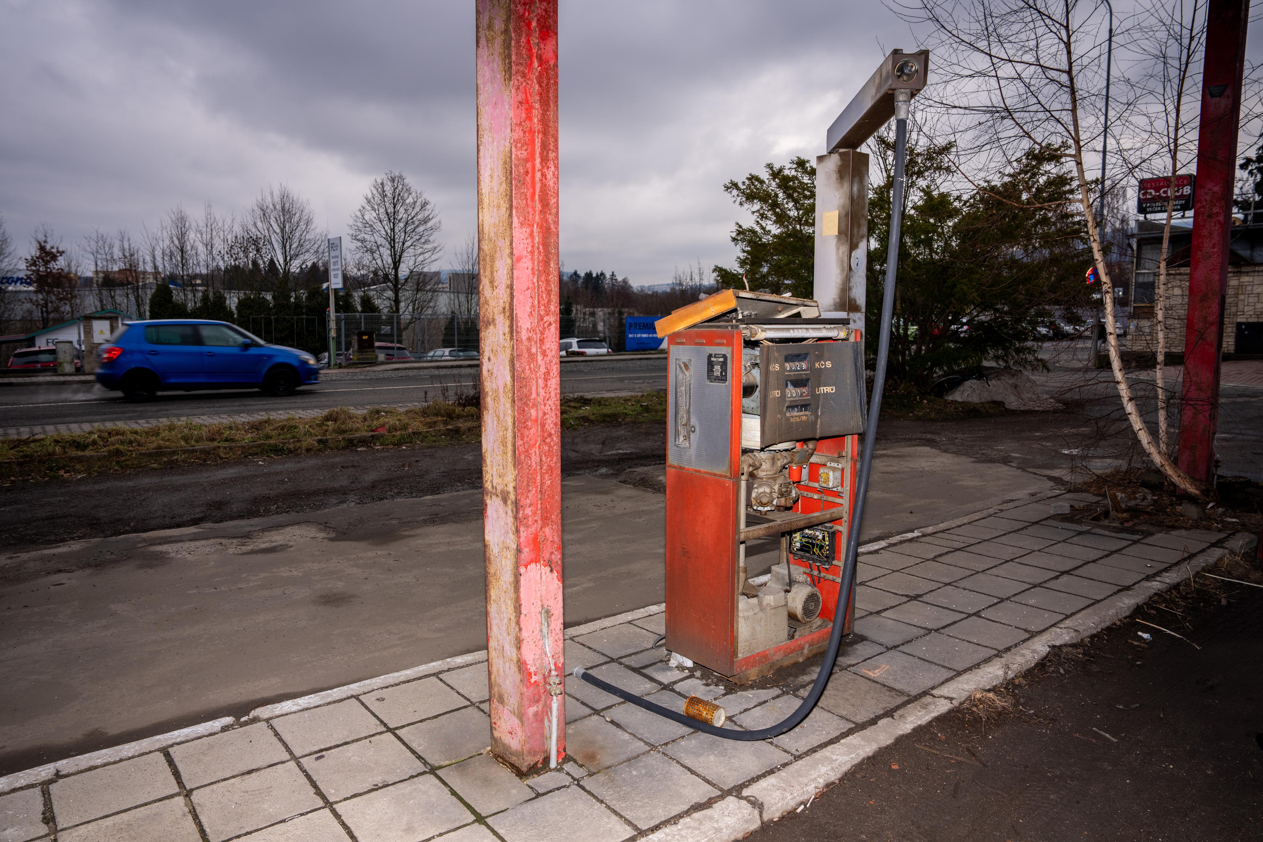 FOTO: Zastaveno u prázdného stojanu. Z některých opuštěných pump jsou ruiny, jiné obsazují motorkáři