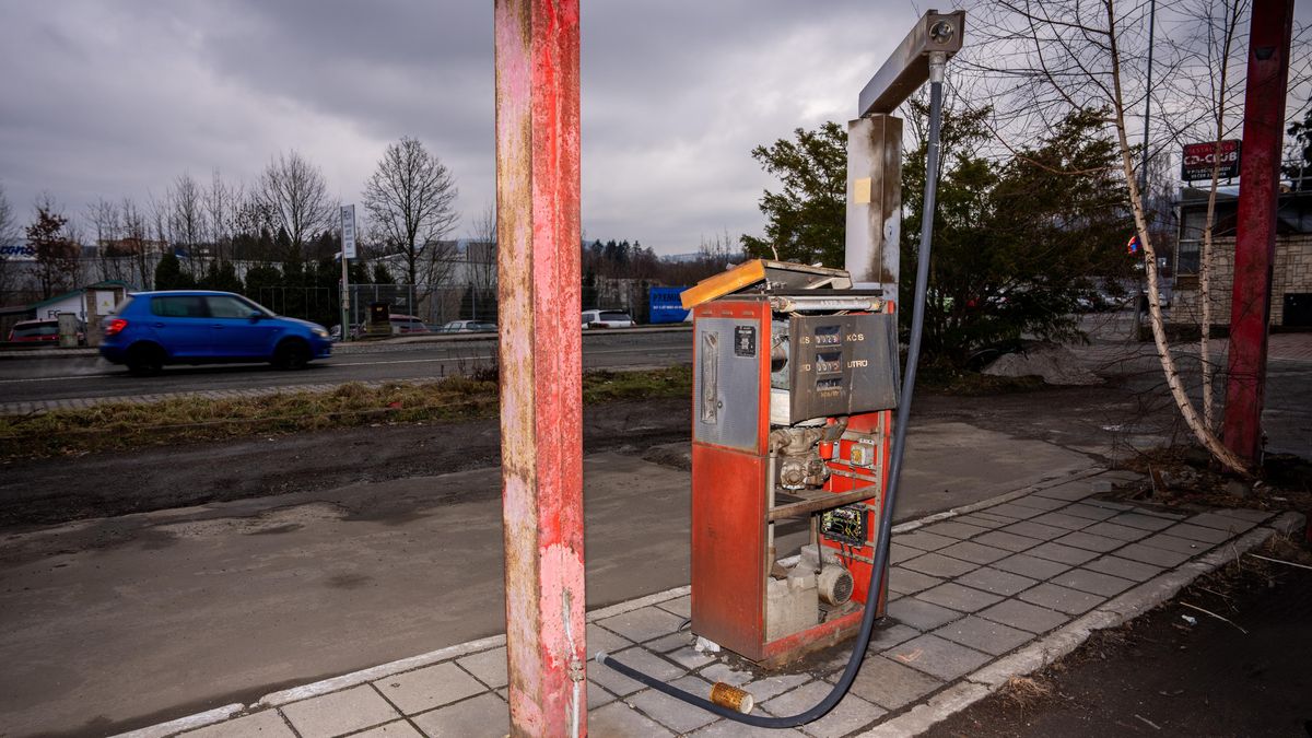 FOTO: Zastaveno u prázdného stojanu. Z některých opuštěných pump jsou ruiny, jiné obsazují motorkáři