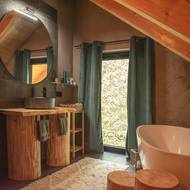 Koupelna je v zálesáckém stylu, přesto v její atmosféře ucítíte i ždibec luxusu.